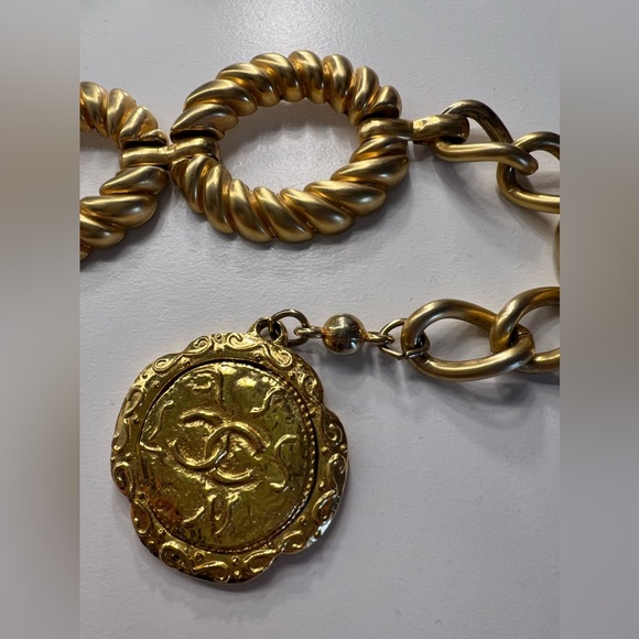 CHANEL 1980s Textured Medallion Logo Belt – Rare Collector’s Piece - Picture 7 of 13